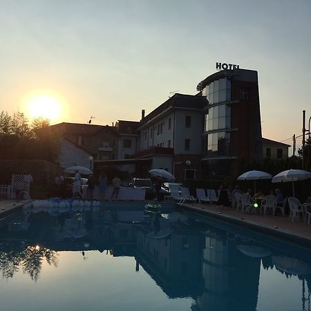 Hotel Nuova Italia Gozzano Esterno foto