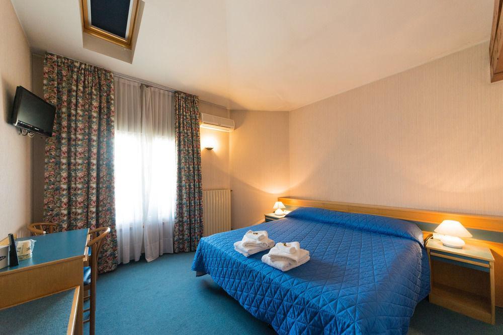 Hotel Nuova Italia Gozzano Esterno foto