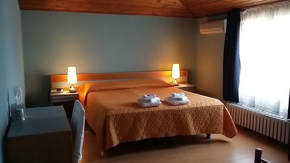 Hotel Nuova Italia Gozzano Esterno foto