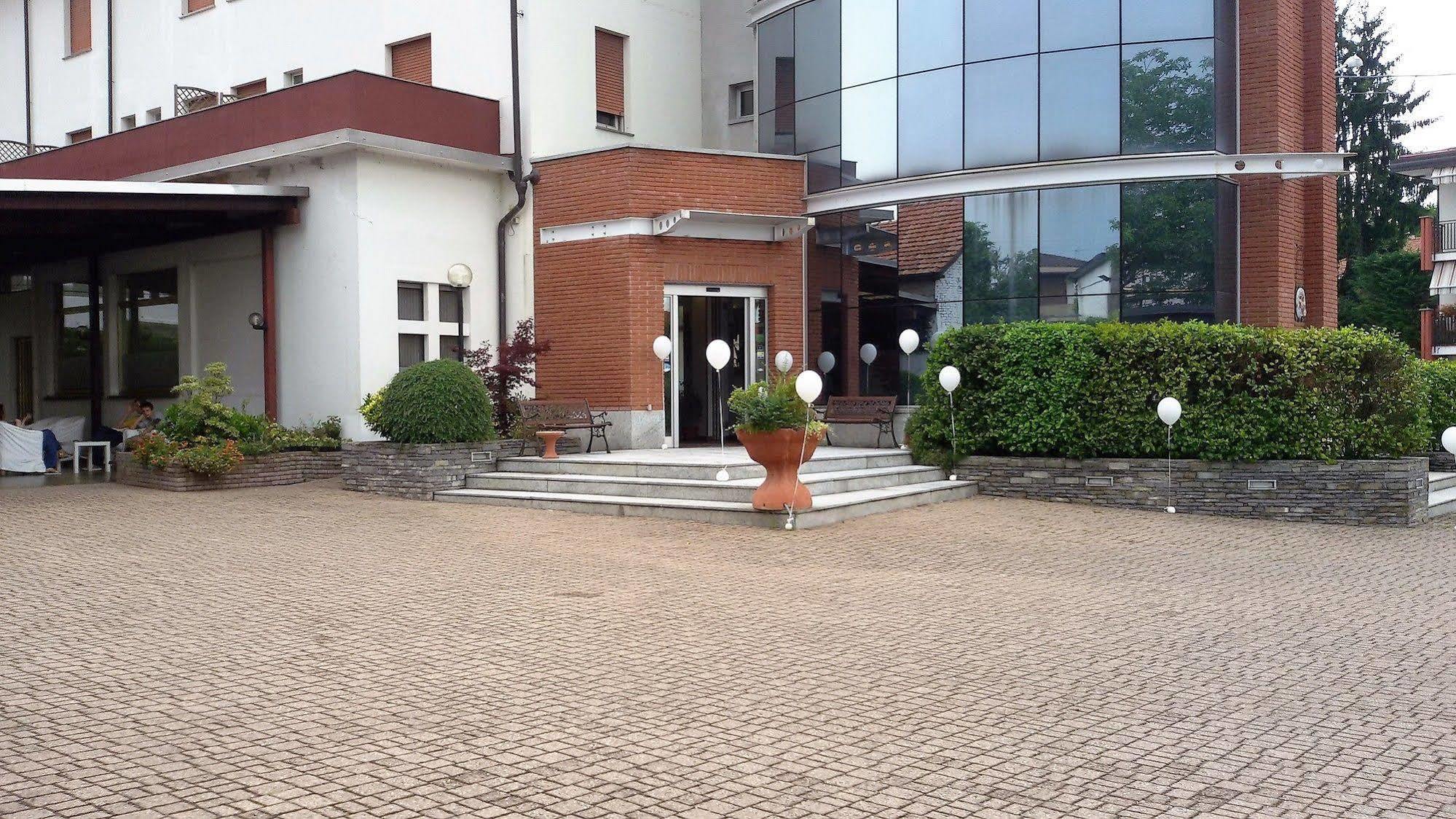 Hotel Nuova Italia Gozzano Esterno foto