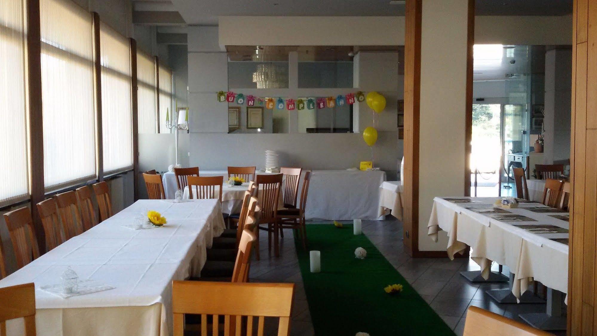 Hotel Nuova Italia Gozzano Esterno foto