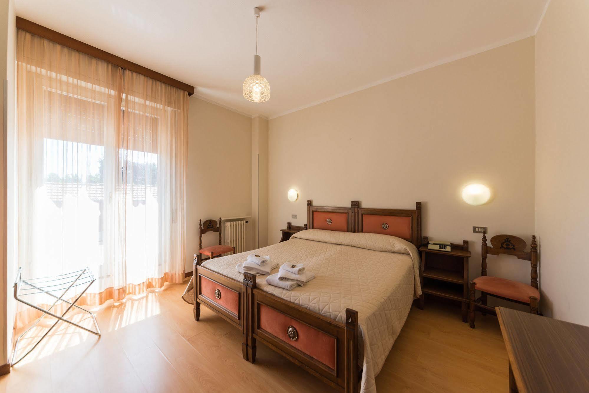 Hotel Nuova Italia Gozzano Esterno foto