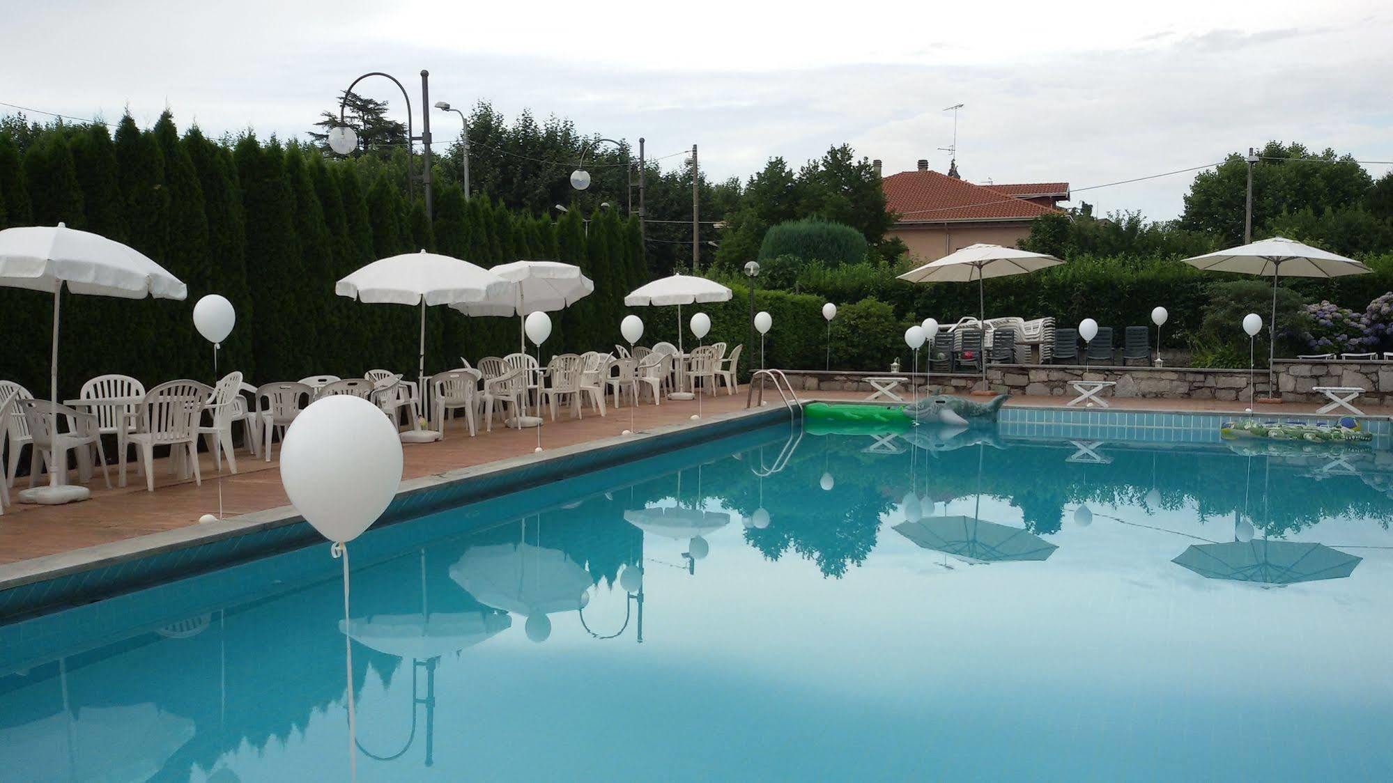 Hotel Nuova Italia Gozzano Esterno foto