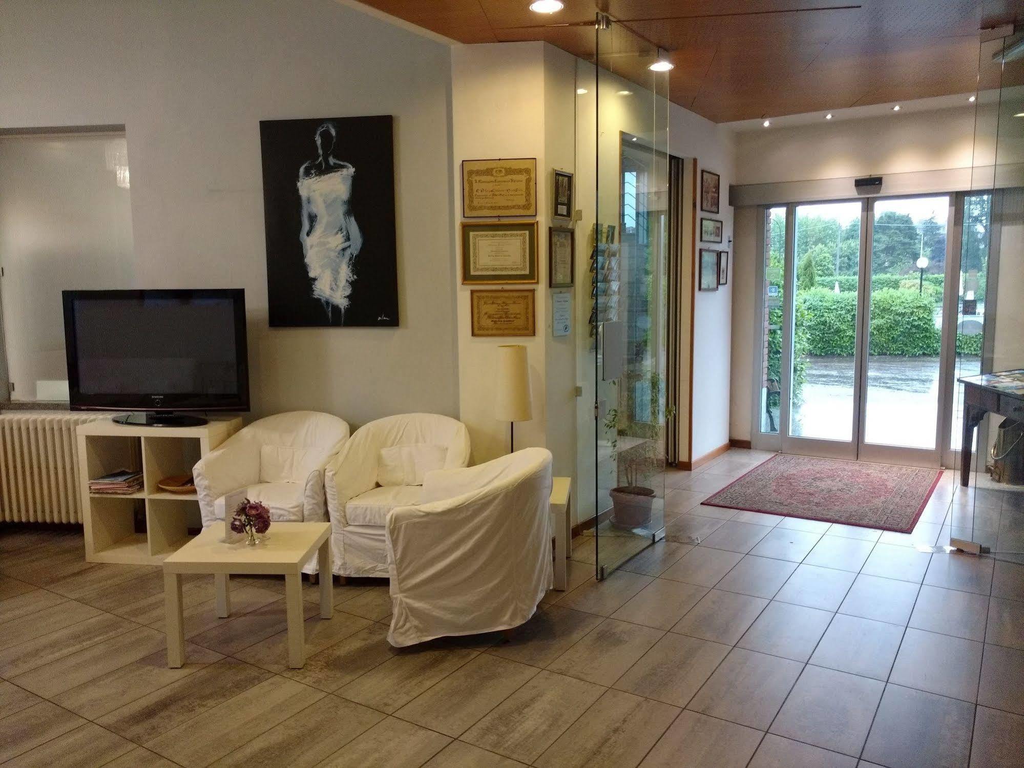 Hotel Nuova Italia Gozzano Esterno foto