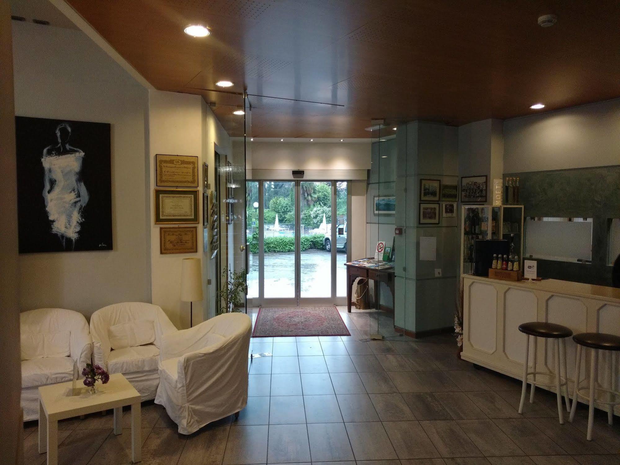 Hotel Nuova Italia Gozzano Esterno foto