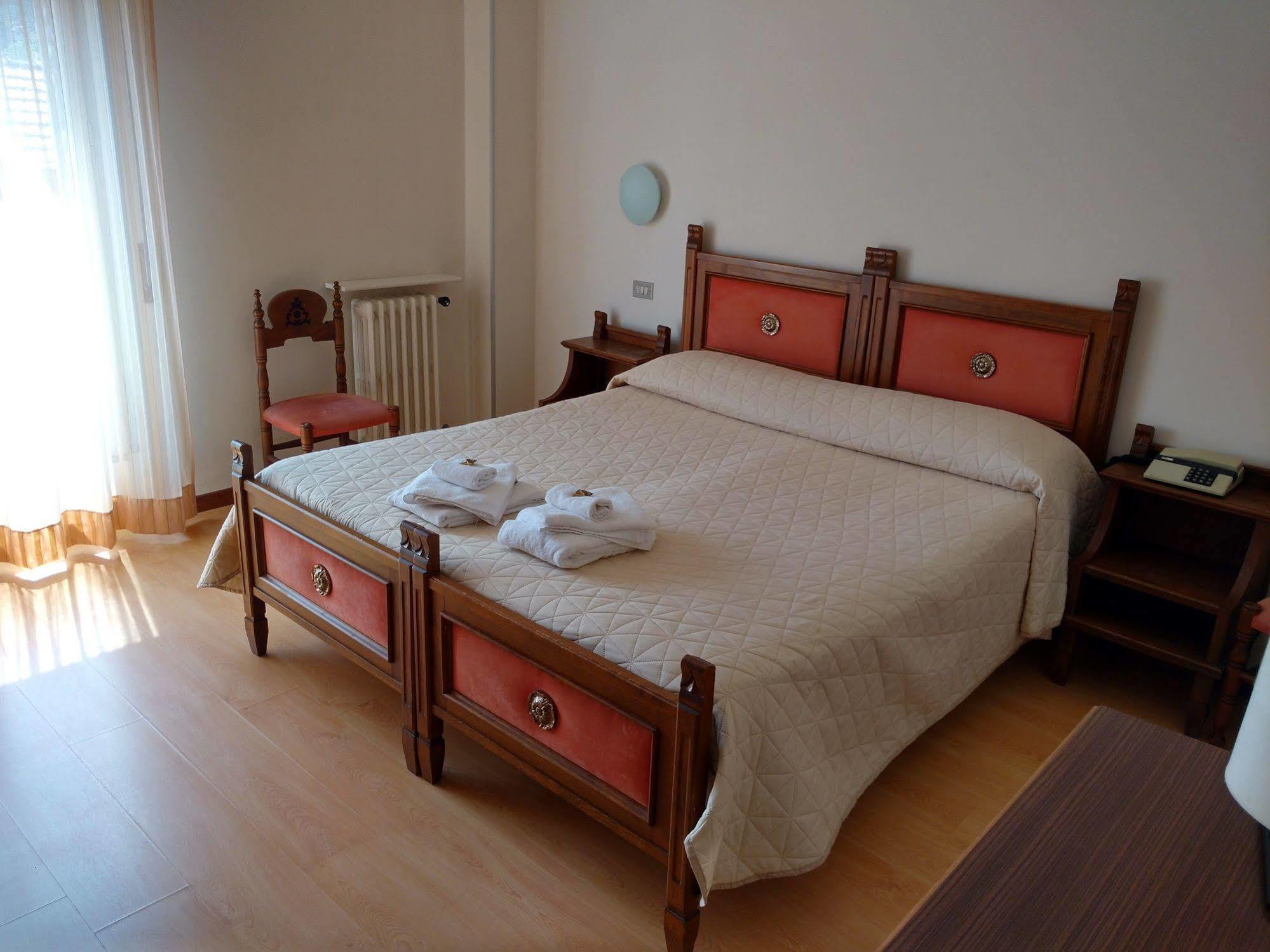 Hotel Nuova Italia Gozzano Esterno foto
