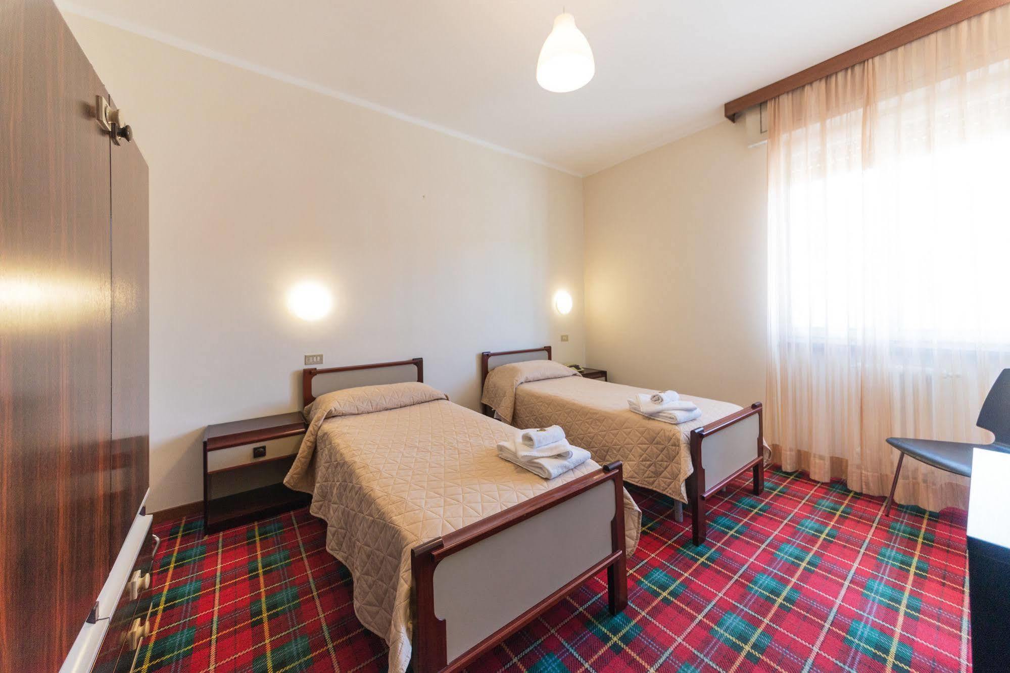 Hotel Nuova Italia Gozzano Esterno foto