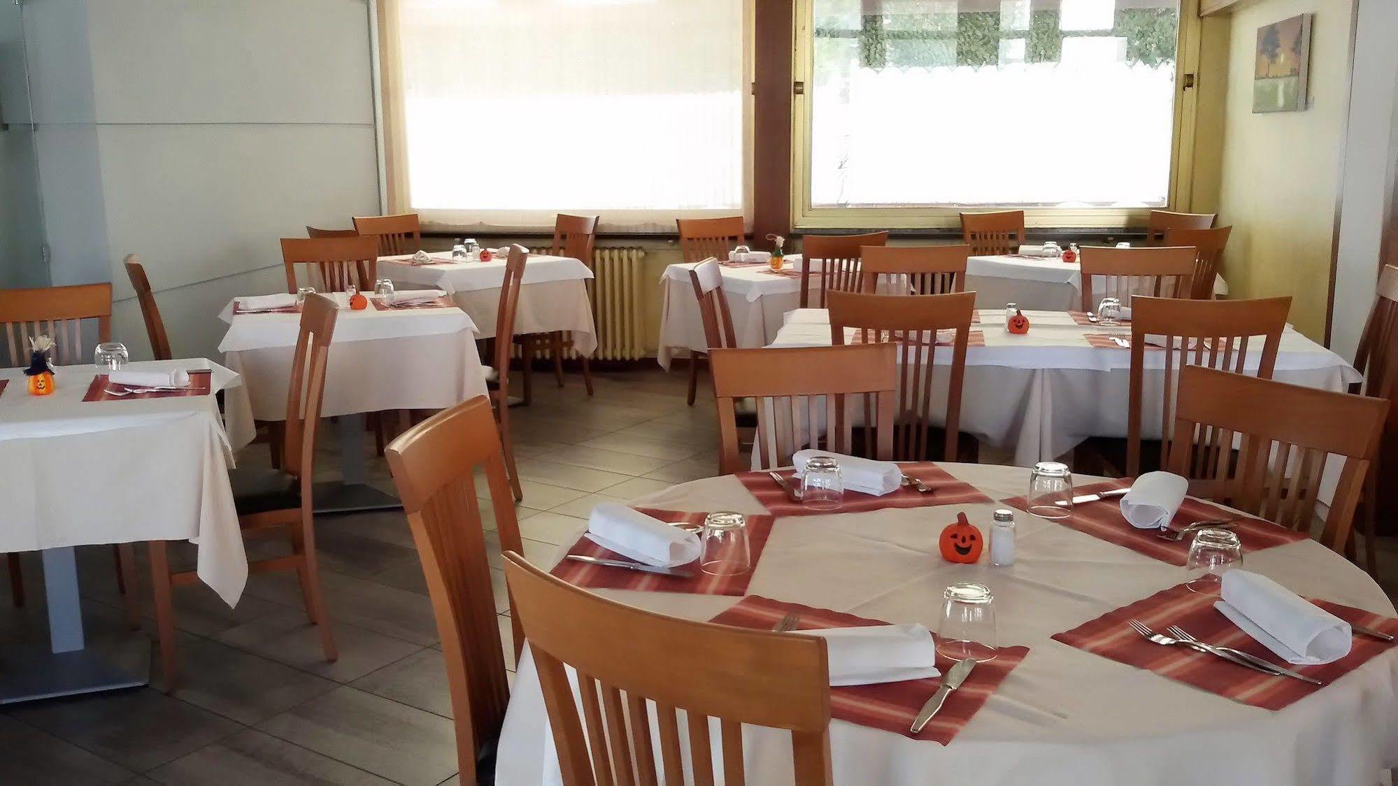 Hotel Nuova Italia Gozzano Esterno foto